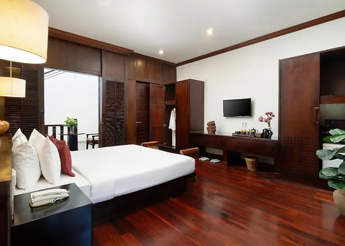 The Moon & Siem Reap
