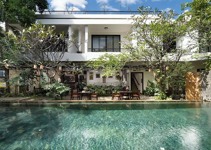 The Moon & Siem Reap